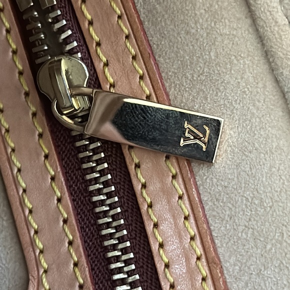 Louis Vuitton Looping MM Monogram Shoulder Bag - Picture 14 of 16